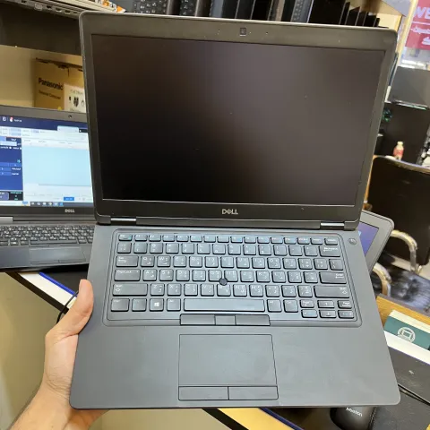 DELL E5490 ci7 8th ram 8 ssd 256 VGA 2G 14”